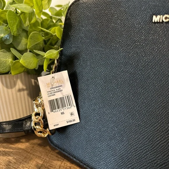 Michael Kors Black Crossbody Bag with Sleek Design - Picture 2 of 5
